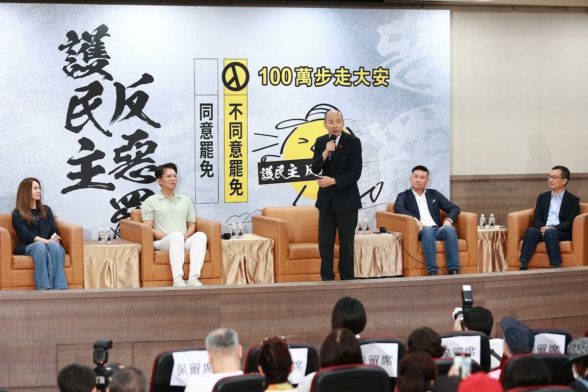 韓國瑜（中）和黃國昌（左2）參加羅智強（右1）新書發表會。 圖：翻攝羅智強臉書