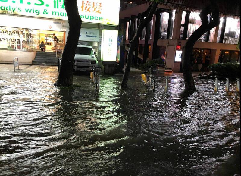 大雨造成台中文心路、台灣大道、漢口路、逢甲夜市、大墩路等多處淹水。 圖：翻攝threads