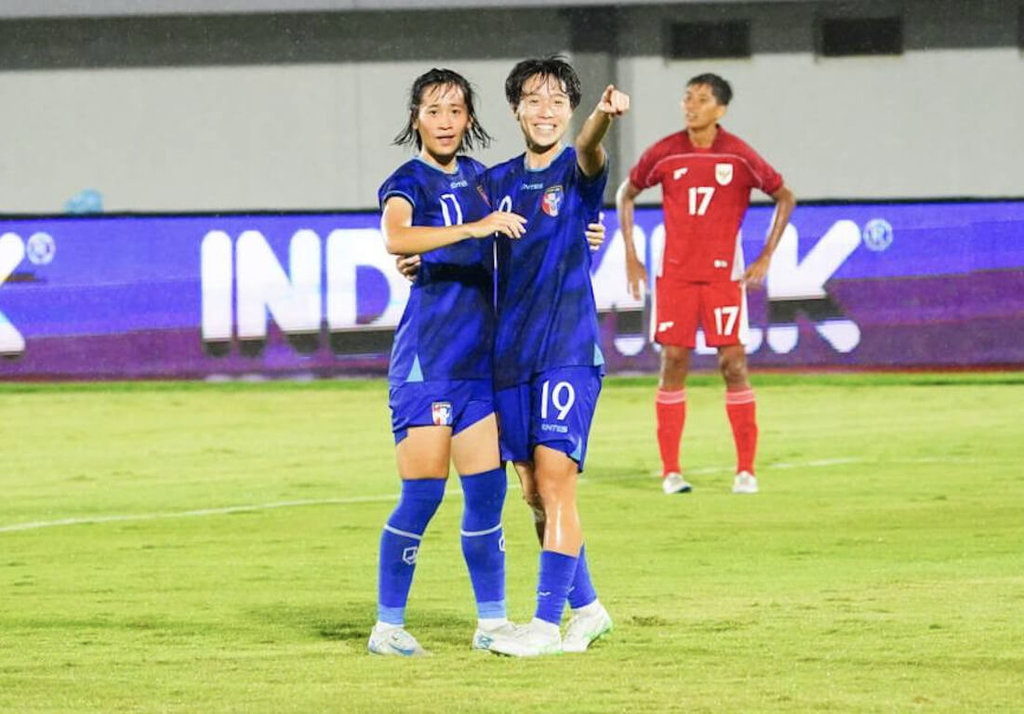 2026亞足聯女子亞洲盃資格賽D組賽事，台灣女足以2比1擊敗印尼，如願3戰全勝、分組第1，晉級2026年在澳洲舉辦的亞足聯女子亞洲盃會內賽。台灣女足蘇育萱（前右）與隊友陳妗文（前左）開心合影。（中華民國足球協會提供）中央社記者黎建忠傳真  114年7月6日