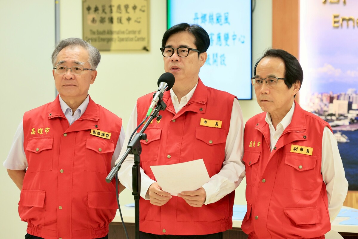 陳其邁(中)表示四個山地行政區已預防性撤離1,777人。 圖：高雄市政府/提供