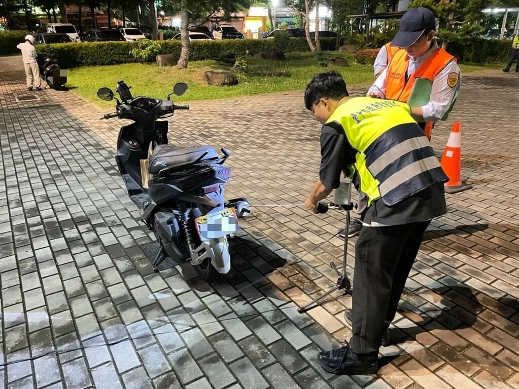 台中市警察局6日表示，結合環保及監理單位聯合稽查，114年1月至6月共攔檢437輛疑似改裝噪音車，當場裁罰123輛，裁罰金額高達新台幣40萬8000元。（警方提供）中央社記者郝雪卿傳真  114年7月6日