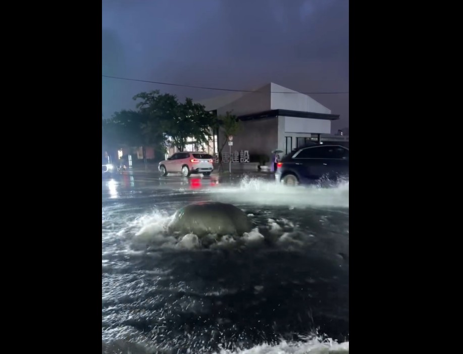 台中市人孔蓋也因雨水倒灌直接化身噴泉。 圖：翻攝Threads＠_stool__