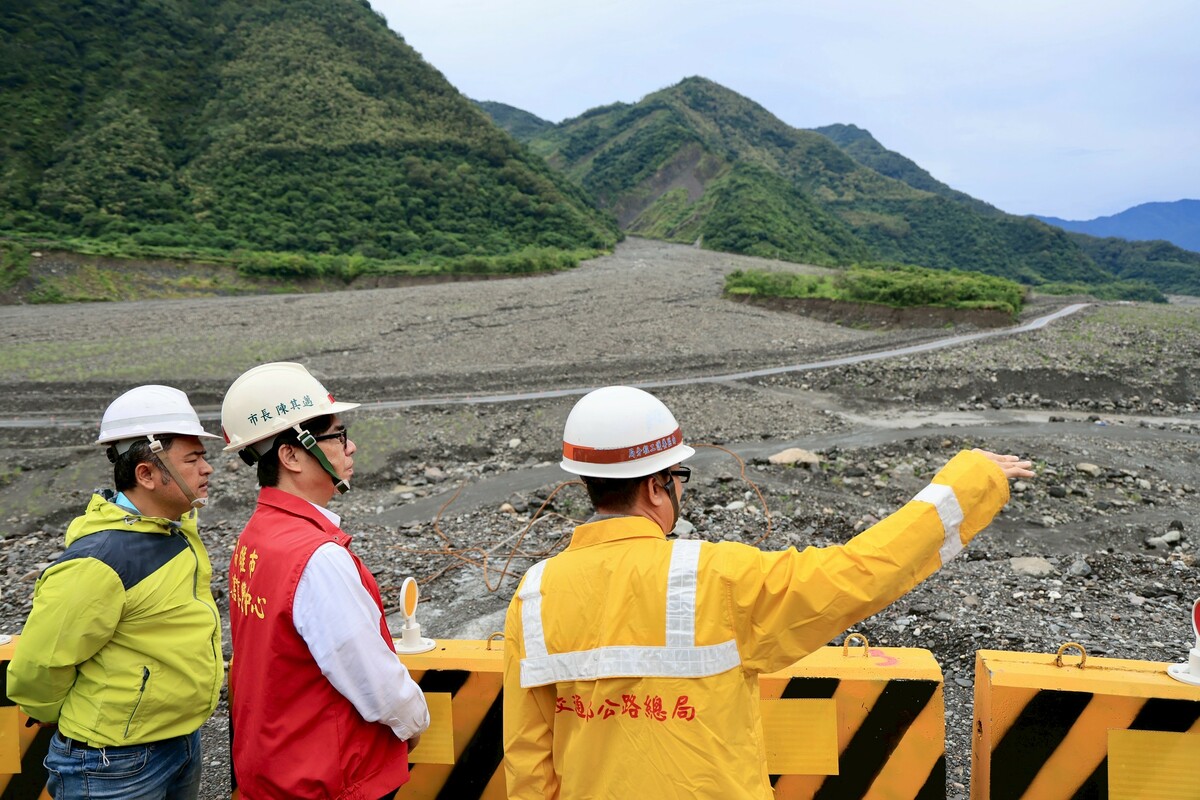 陳其邁(中)前往桃源區視察明霸克露橋。 圖：高雄市政府/提供