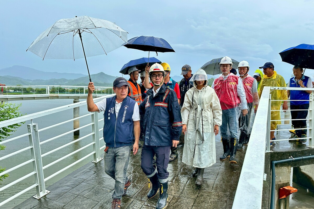 陳其邁(前排左二)率市府團隊前往美濃湖視察清疏成果。 圖：高雄市政府/提供