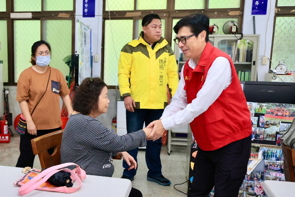陳其邁(右一)親赴桃源勤和里活動中心慰問已完成撤離的長者。 圖：高雄市政府/提供
