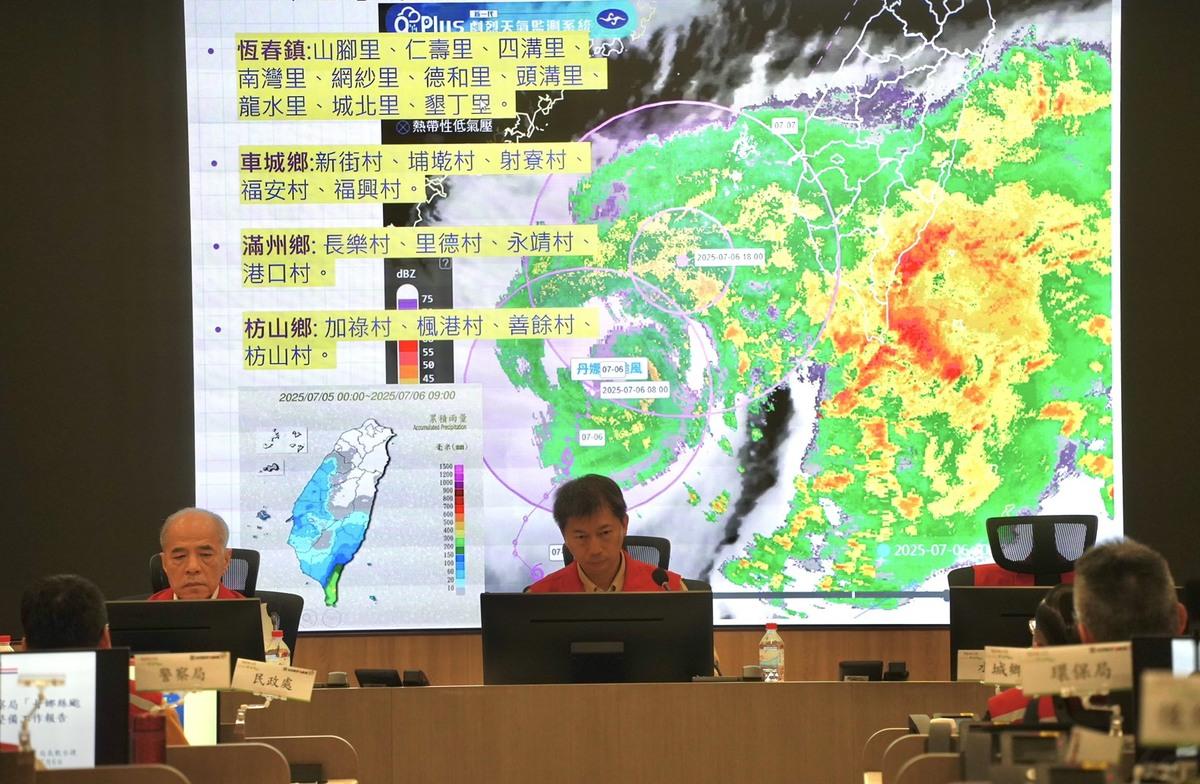 黃國榮(中)主持屏東縣政府丹娜絲颱風第一次工作會報。 圖：屏東縣政府/提供
