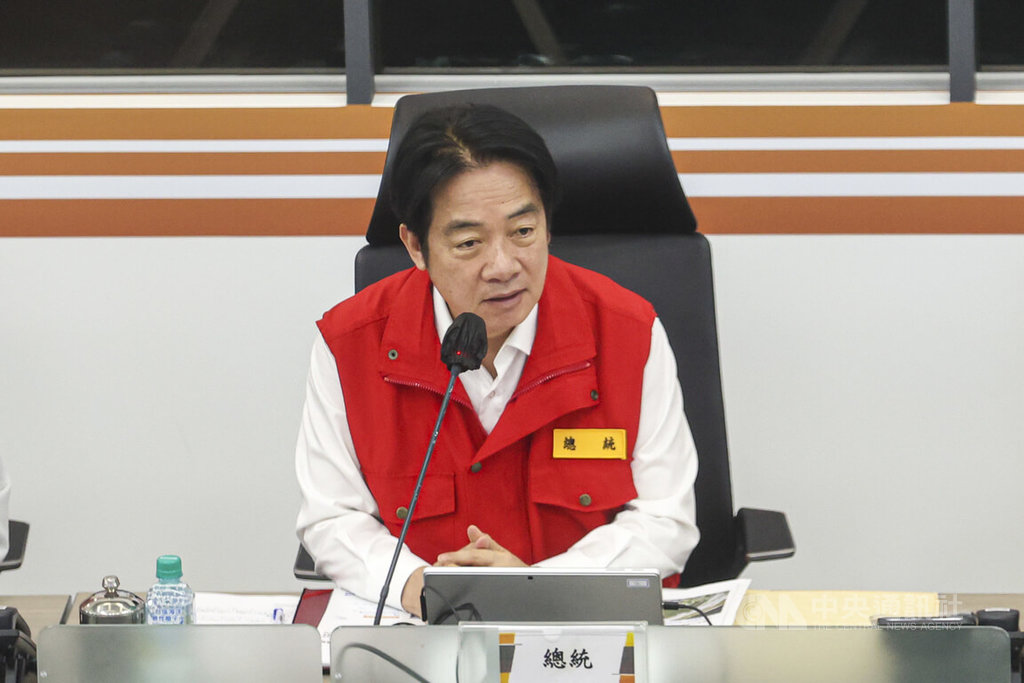 颱風丹娜絲來襲，總統賴清德（圖）6日前往中央災害應變中心視察，提到這次颱風路徑走台灣海峽方向較特別，預期受到衝擊會較大，要請中央和地方通力合作，審慎因應。中央社記者鄭清元攝  114年7月6日