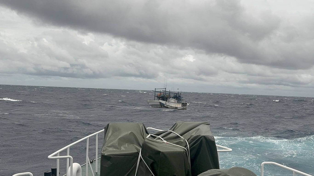 海巡署艦隊分署蘇澳海巡隊6日上午接獲通報，漁船「福順86」於宜蘭蘇澳東北方23浬處失去動力，主機無法正常啟動，經多次嘗試修復後恢復動力，在巡防艇戒護下，預計晚間返抵南方澳漁港。（蘇澳海巡隊提供）中央社記者王朝鈺傳真  114年7月6日