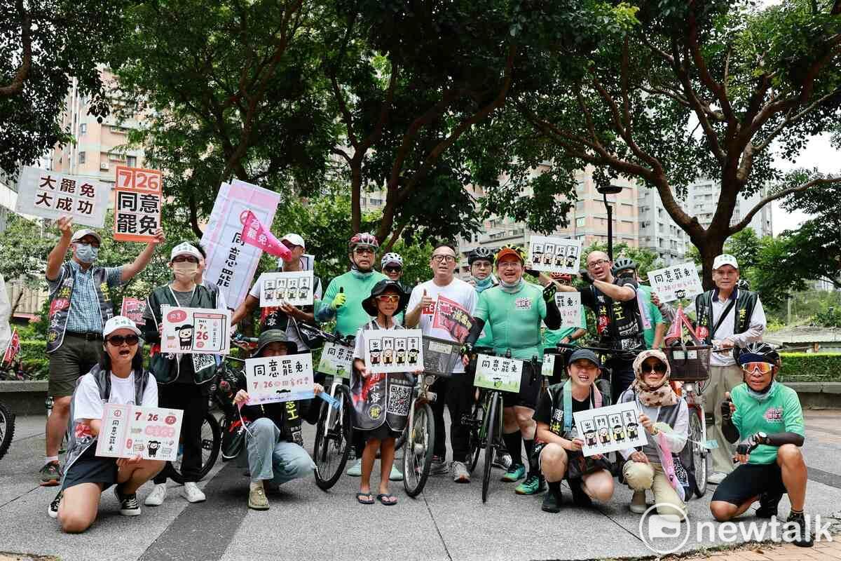 「妃妃鐵馬隊」先後與「新北大刪元」、「新店拔羅波」「倫刪立舒、無獻清林」 「罷洪刻不容楷」、「齊心斷翔」等罷團一起進行騎行宣講。 圖：陳亭妃服務處提供