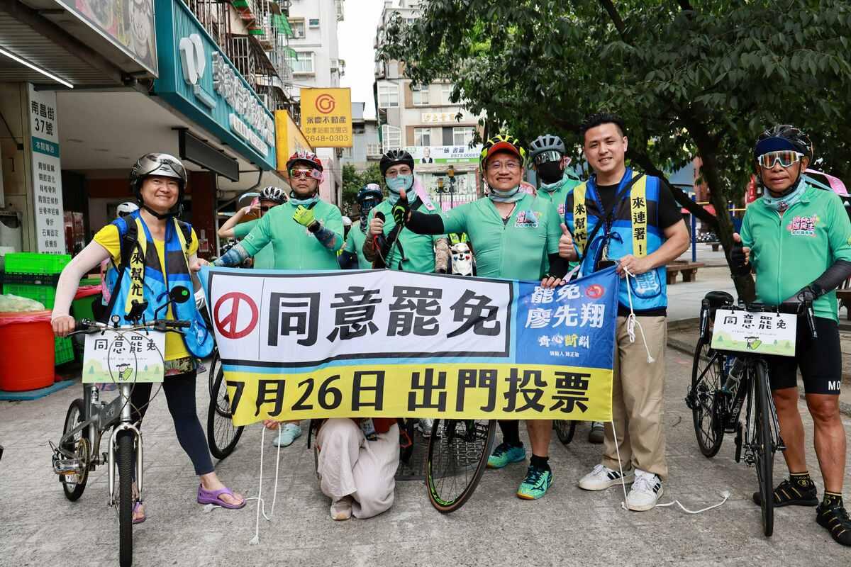 「妃妃鐵馬隊」先後與「新北大刪元」、「新店拔羅波」「倫刪立舒、無獻清林」 「罷洪刻不容楷」、「齊心斷翔」等罷團一起進行騎行宣講。 圖：陳亭妃服務處提供