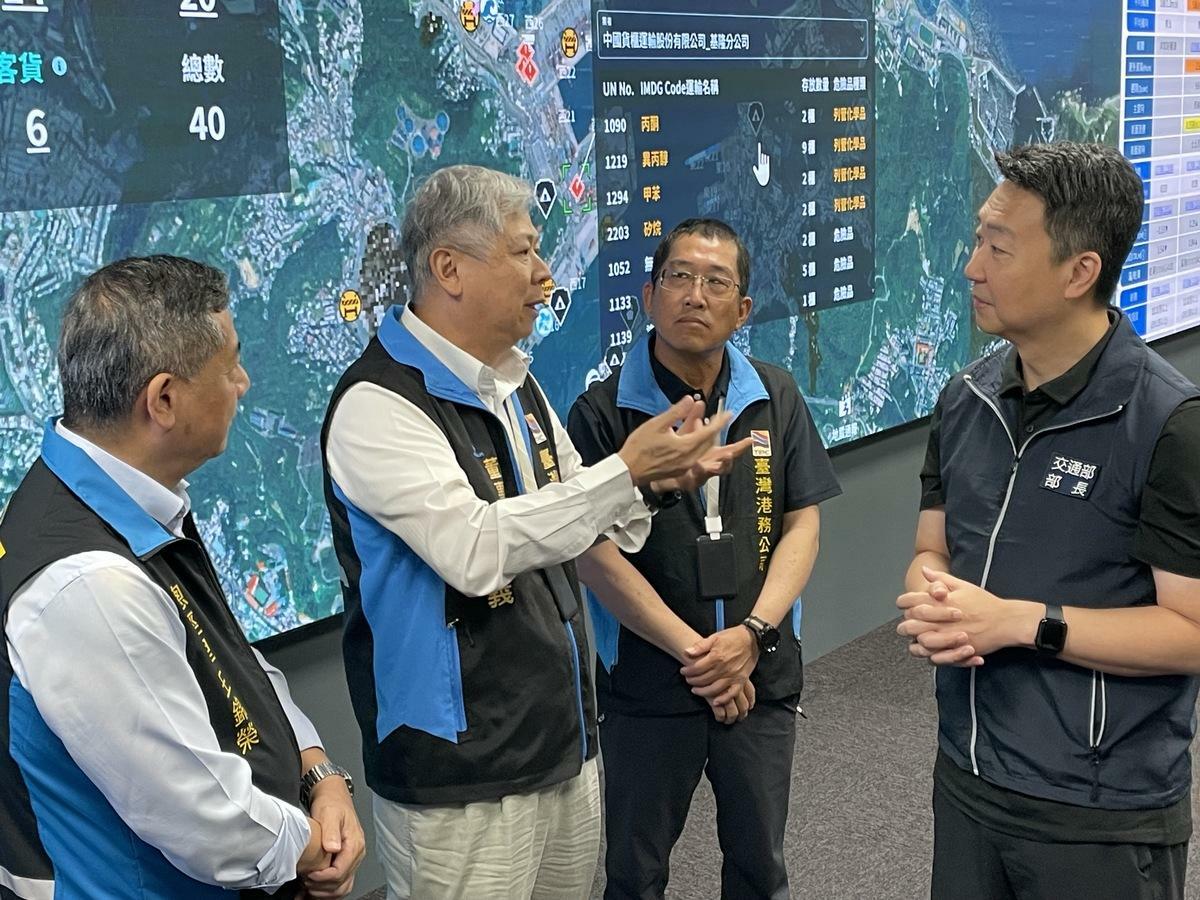 陳世凱(右)聽取港務公司說明所轄商港營運狀況及防颱應變處置作為。 圖：台灣港務公司/提供