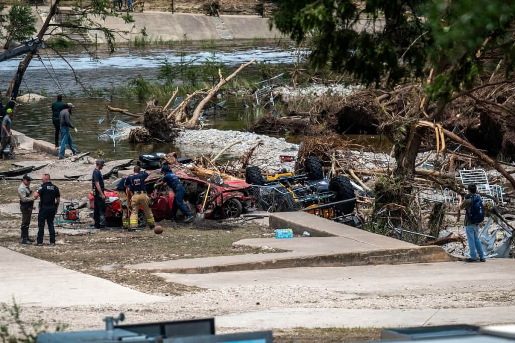 德州中部因豪雨引發洪災已造成至少70人喪生。圖為救難人員處理水中打撈上來的車輛。（路透社） 圖：中央社提供