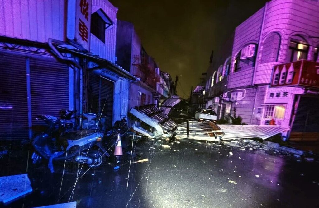 颱風丹娜絲襲台於6日深夜在嘉義縣布袋登陸，嘉義市區吹起強風並持續1個多小時，住家鐵皮遭到吹落。 圖：嘉義市消防局提供
