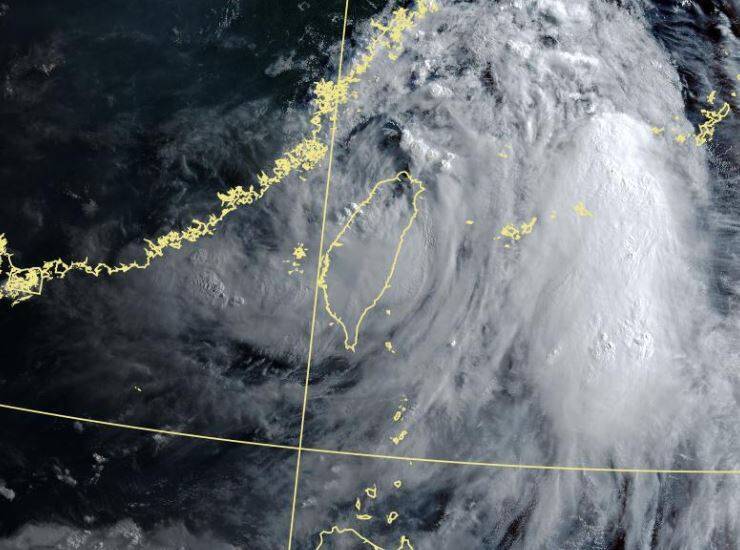 丹娜絲颱風已減弱為輕颱持續影響台灣各地。 圖：氣象署提供