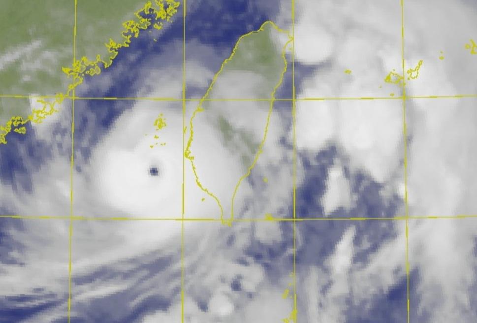 丹娜絲颱風在6日晚間23點40分從嘉義布袋登陸，雲嘉南地區多處飆出歷史級別狂風。 圖：中央氣象署