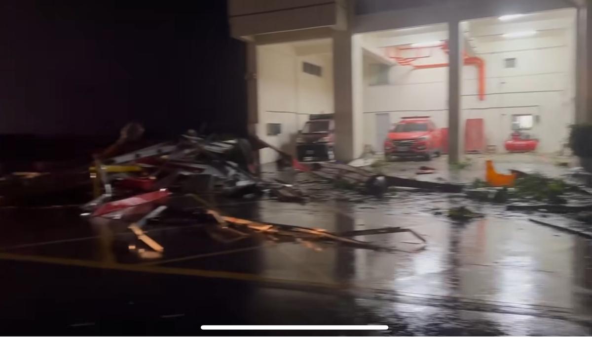 嘉義縣消防局鹿草分隊昨晚因丹娜絲登陸強勁風雨，導致分隊周圍路樹倒塌鐵皮翻飛。 圖：翻攝臉書爆料公社