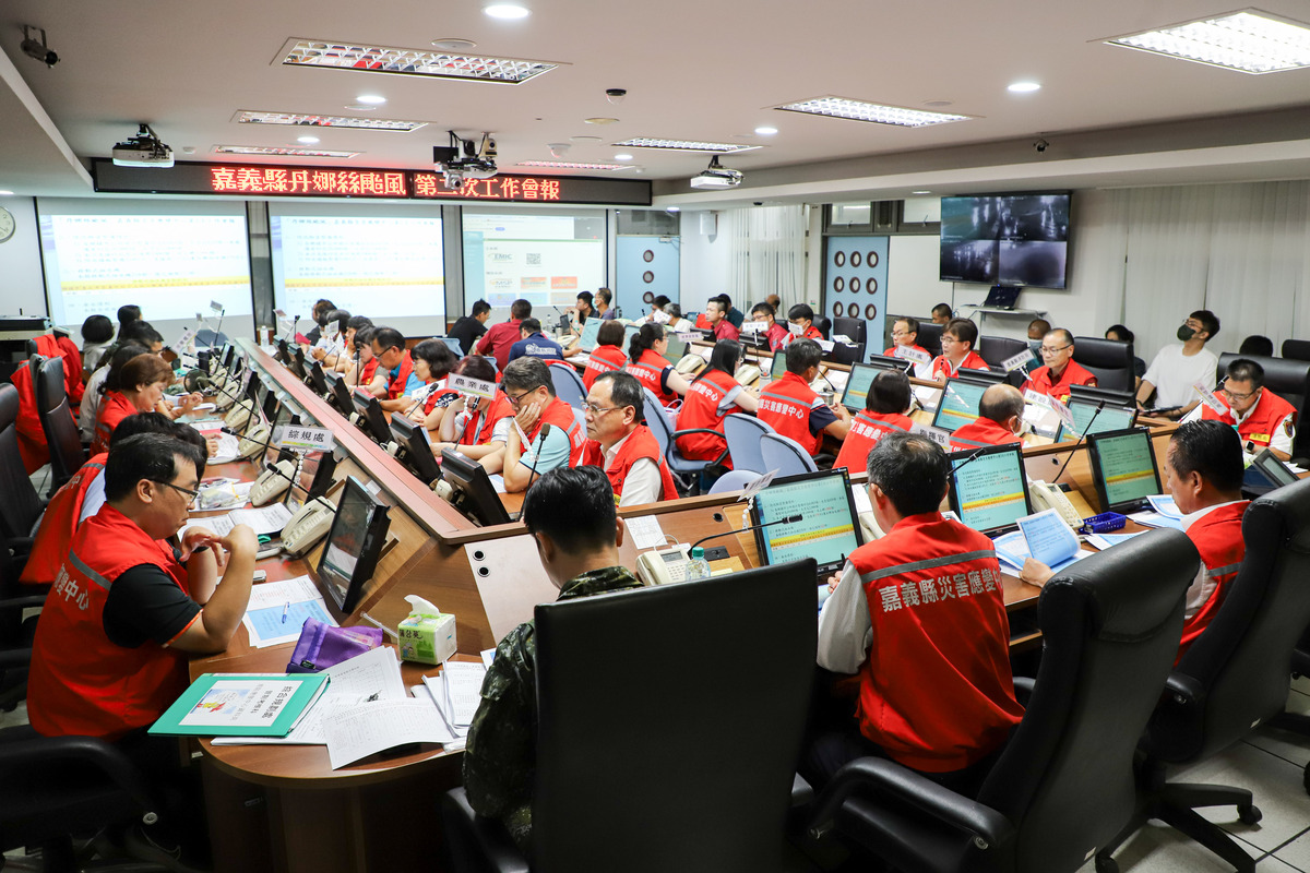 嘉義縣長翁章梁7日上午主持災害應變中心第3次工作會報，指示相關單位全面統整各地災情，並針對民生水電、交通道路等重要基礎設施進行緊急搶修。 圖：嘉義縣府提供