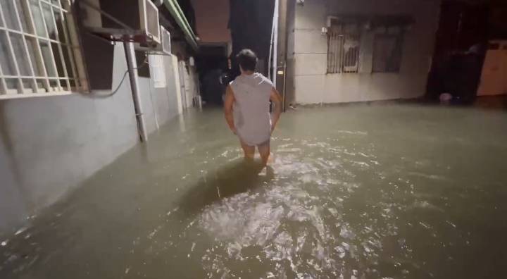 旗津區上竹里水淹及膝。 圖：孫家銘翻攝