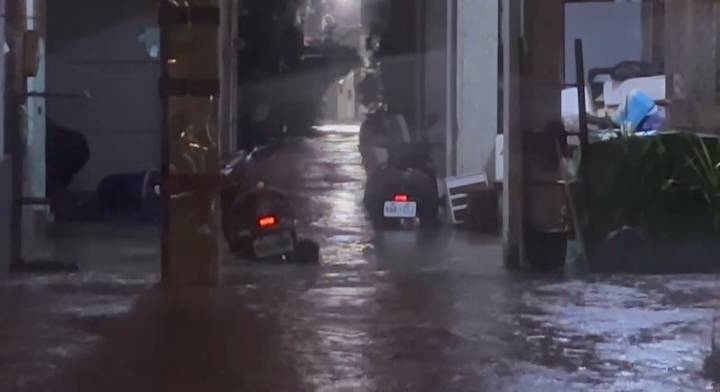 旗津區上竹里機車全泡水。 圖：孫家銘翻攝