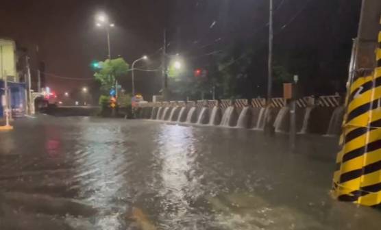 雨水漫流形成小瀑布奇景。 圖：孫家銘翻攝