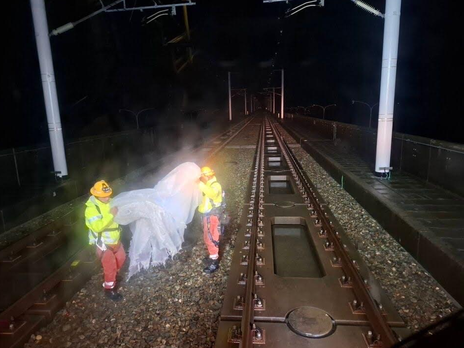 高鐵南部路段傳出異物侵入軌道區，更有雜物橫跨電車線。 圖：台灣高鐵公司／提供