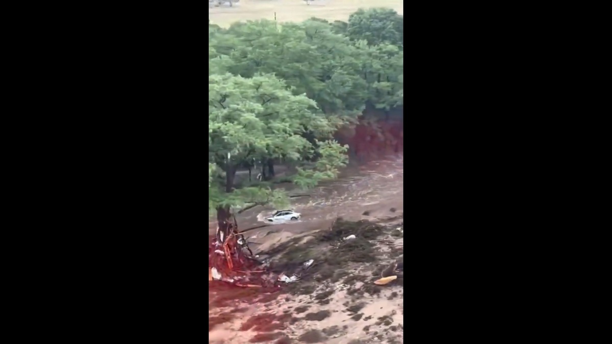 德州爆發嚴重洪水災情，許多民主黨反對派人士質疑，相關災情可能與川普削減聯邦政府規模的行動有關。白宮發言人則緊急澄清，強調相關部門仍完美履行了自身的職責。 圖：擷取自 @Global24News_cn X 帳號
