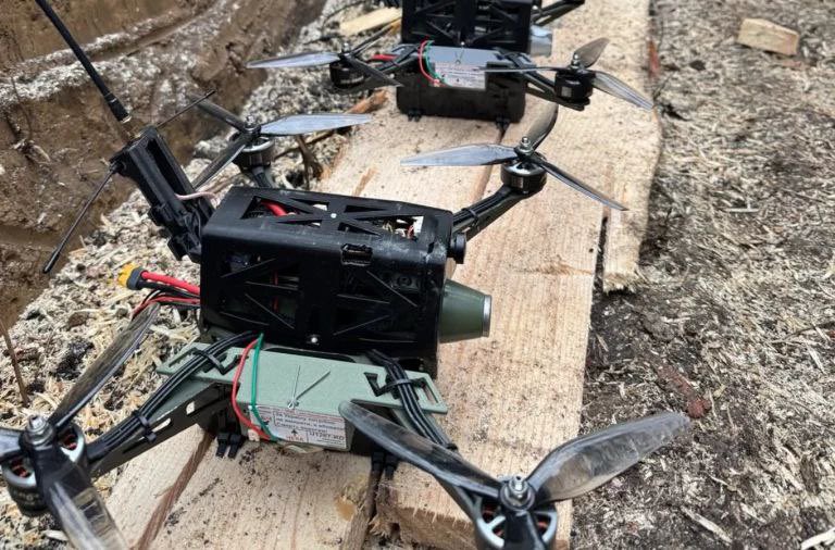 烏軍則靠小型工廠量產殺傷型無人機，並測試新型具雷射導引能力的反裝甲無人機，展現快速回應能力。 圖:翻攝自X帳號@Israelwaronhama