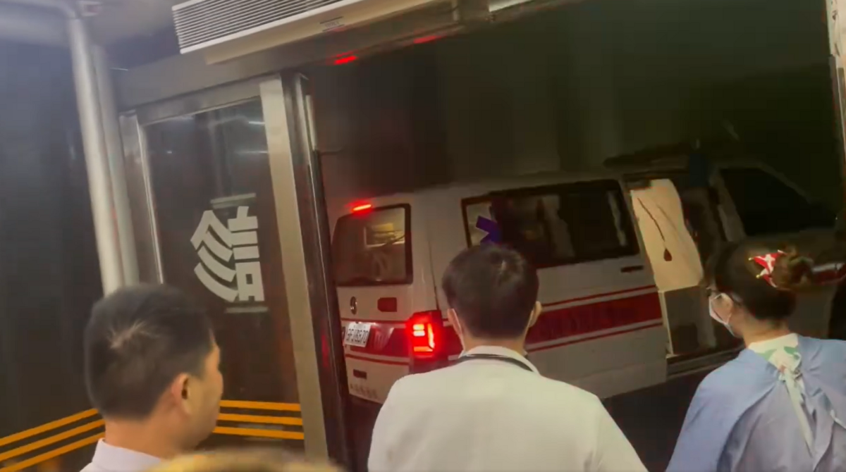 停放在急診室門口的救護車被狂風吹著走。 圖：翻攝自爆料公社/影片來源:lala780219