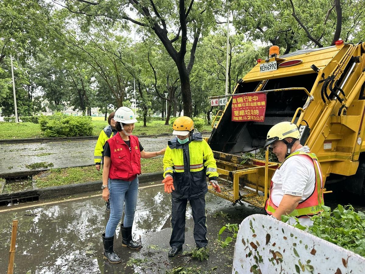 張瑞琿(左一)視察清疏情況，向清潔隊員致意慰勞。 圖：高雄市環保局/提供