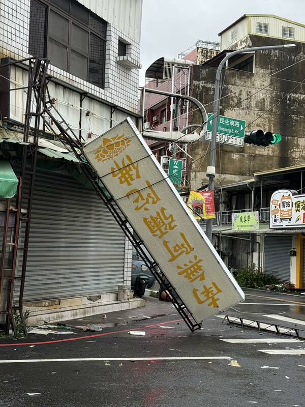丹娜絲颱風重創嘉義，許多店家招牌瞬間被吹爆。 圖：擷自綠豆嘉義人臉書粉專