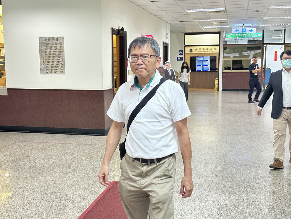 前中信金控財務長張明田（前）涉銀行法案件，7日赴台灣高等法院開庭，請求「定點」拍照報到有幾天可變更為高雄鳳山老家。中央社記者劉世怡攝  114年7月7日