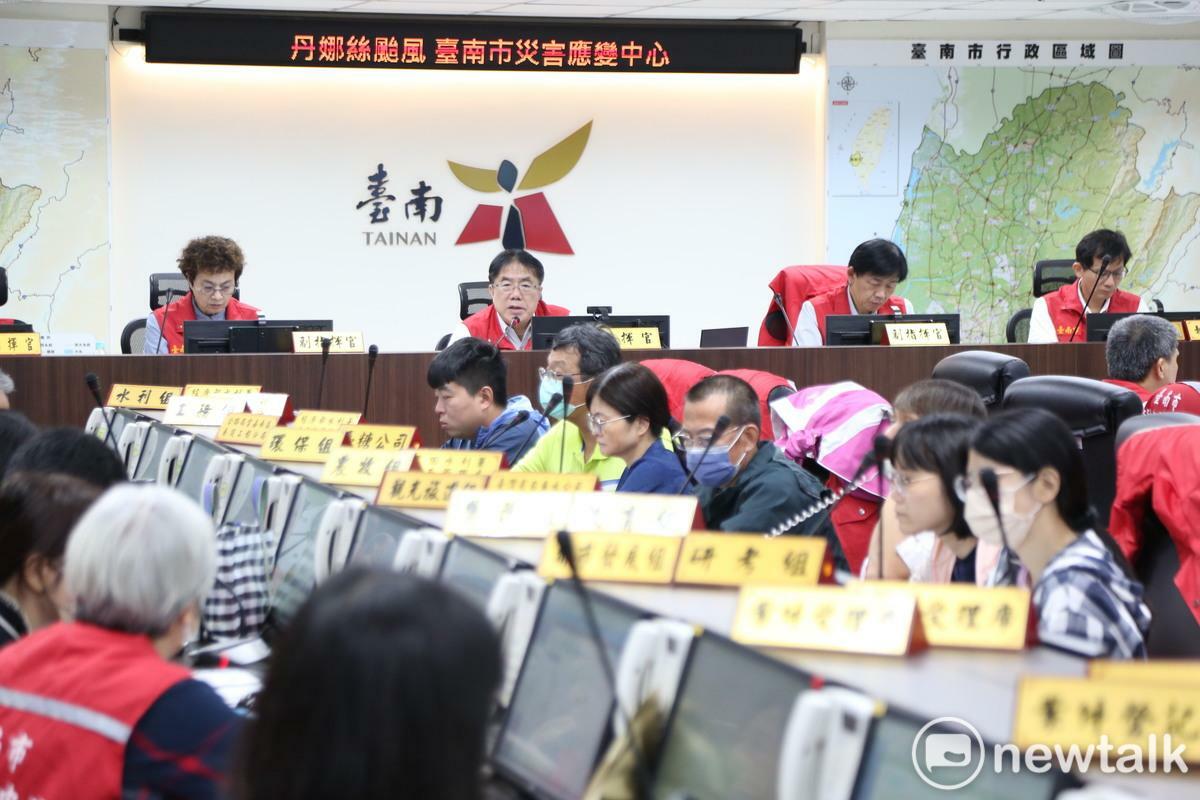 台南市災害應變中心召開第三次工作會報，針對颱風造成停電，台電公司正加派人力全力搶修中，停水部分預定中午前恢復供水。黃偉哲要求停電部份能及早搶修完成，恢復供電。另請工務局加快路樹移除工作，盡快恢復交通順暢。 圖：台南市政府提供