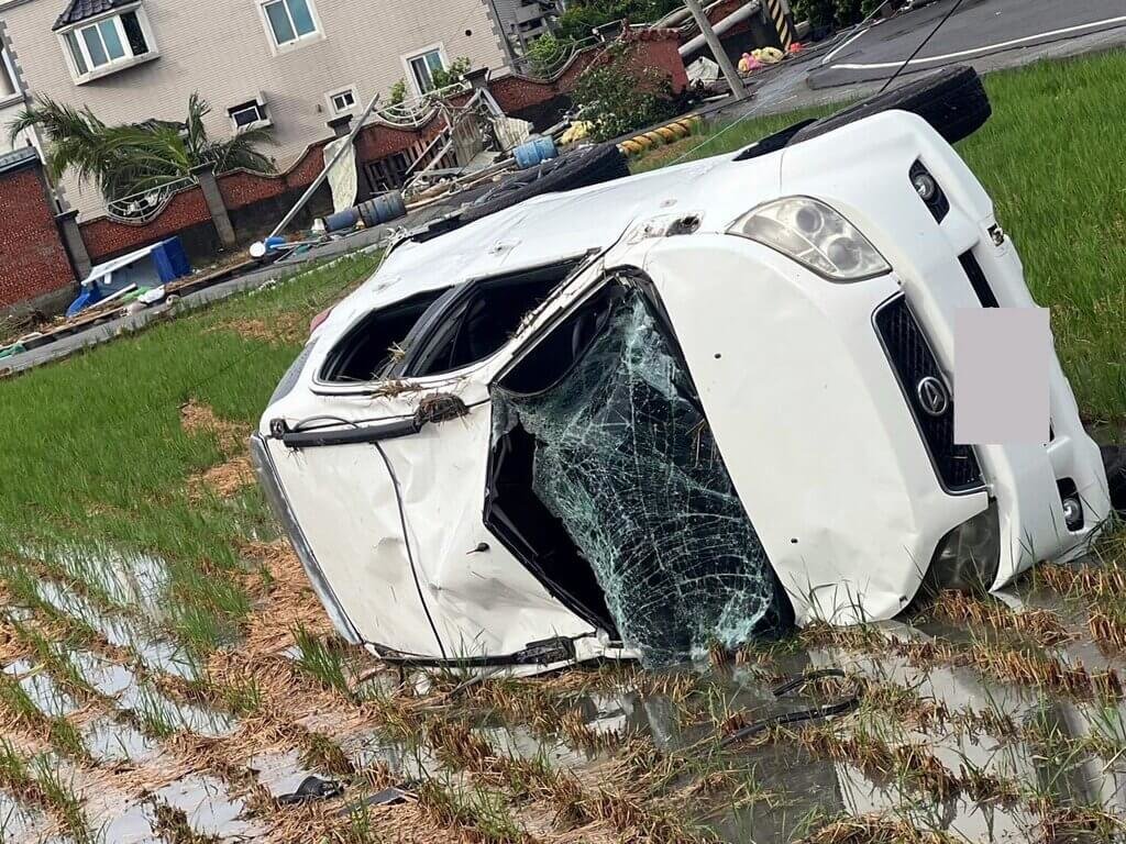 颱風夜，嘉義縣81歲張姓老翁7日凌晨駕車載2名女兒至布袋鎮一處釣蝦場察看飲料攤是否牢固，不料，中途疑失控翻覆至農田，大女兒因傷勢嚴重，送醫急救後，仍宣告不治。（警方提供）中央社記者黃國芳傳真  114年7月7日