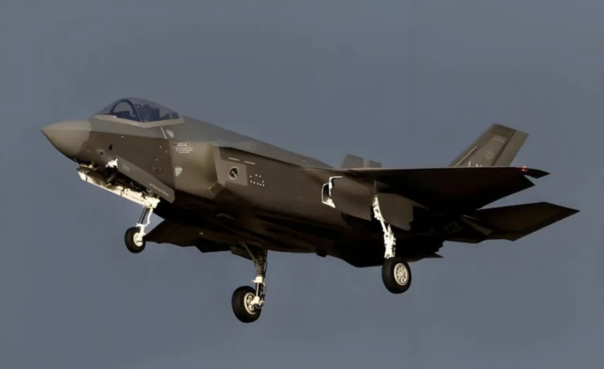 美國 F-35A 戰機飛行樣貌。 圖：擷取自《騰訊網》