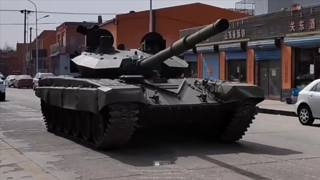 被中國媒體稱為「縫合怪」的改進型T-72日前現身內蒙古包頭街頭。 圖：翻攝陸網/中華網