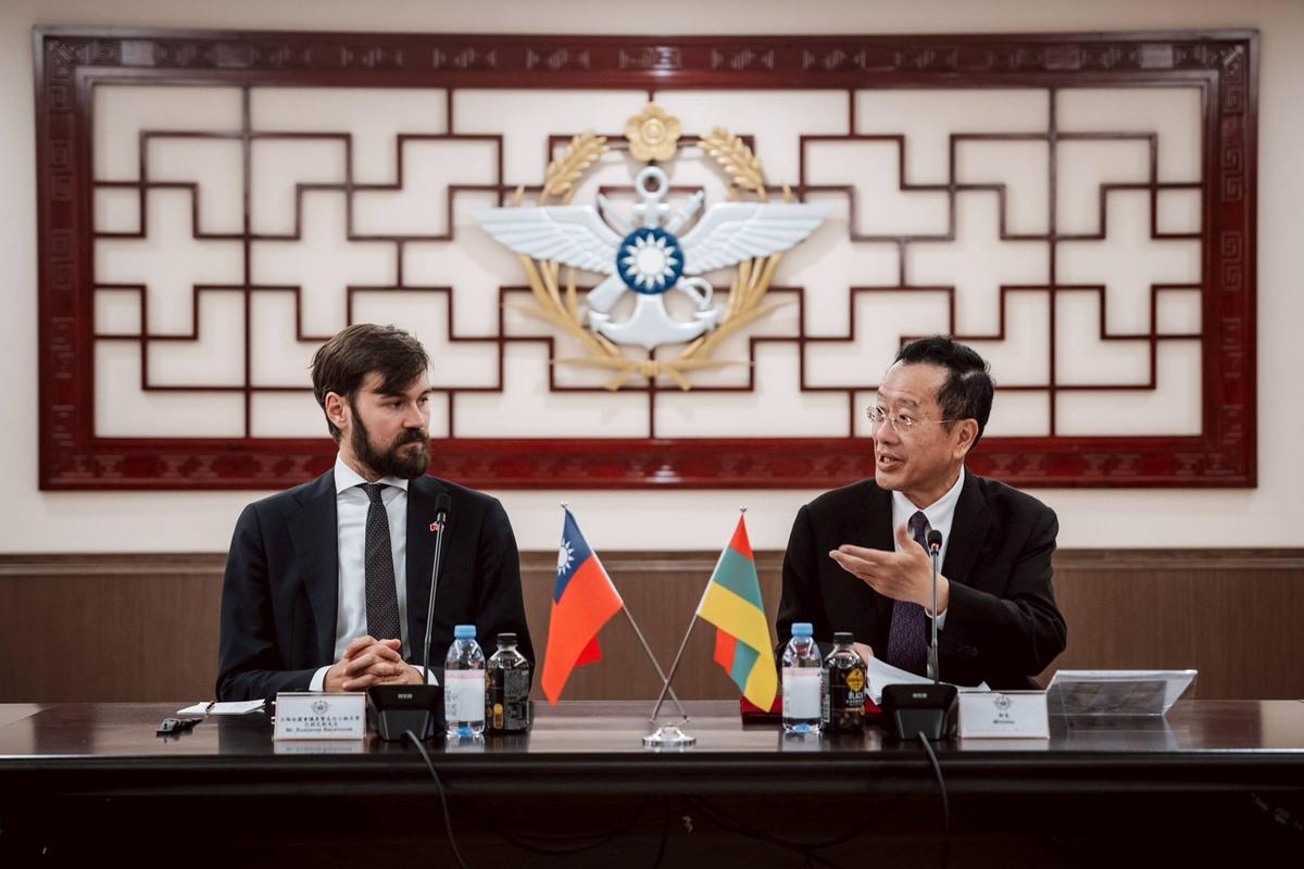 國防部長顧立雄7日接見立陶宛國會友臺小組訪團，竟將立陶宛國旗放顛倒。 圖：國防部／提供
