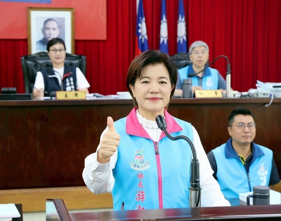 花蓮吉安鄉長游淑貞推動「新型黃白棋盤斑馬線」日前在臉書貼文，許姓男子留言「滅絕全家族」；游淑貞事後向警方報案，全案進入司法程序。圖為游淑貞出席鄉代表會。（吉安鄉公所提供）中央社記者李先鳳傳真  114年7月7日
