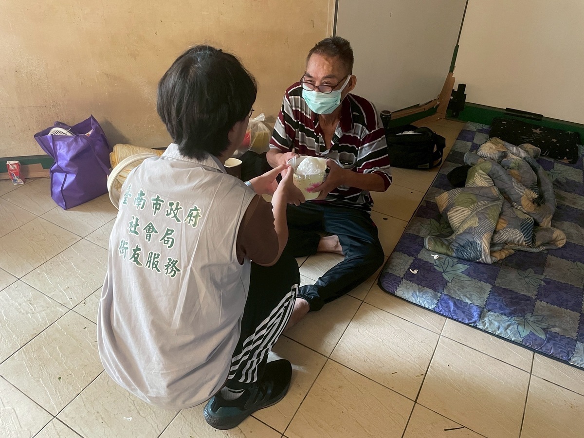 因各地陸續傳出停電災情，目前台南市共計開設14處緊急收容所，收容100民災名。隨著白天雨勢間歇，陸續有民眾返家，另部分收容地區因停水停電無店家可供應便當，已經由社會局聯繫協力廠商提供。 圖：台南市政府／提供