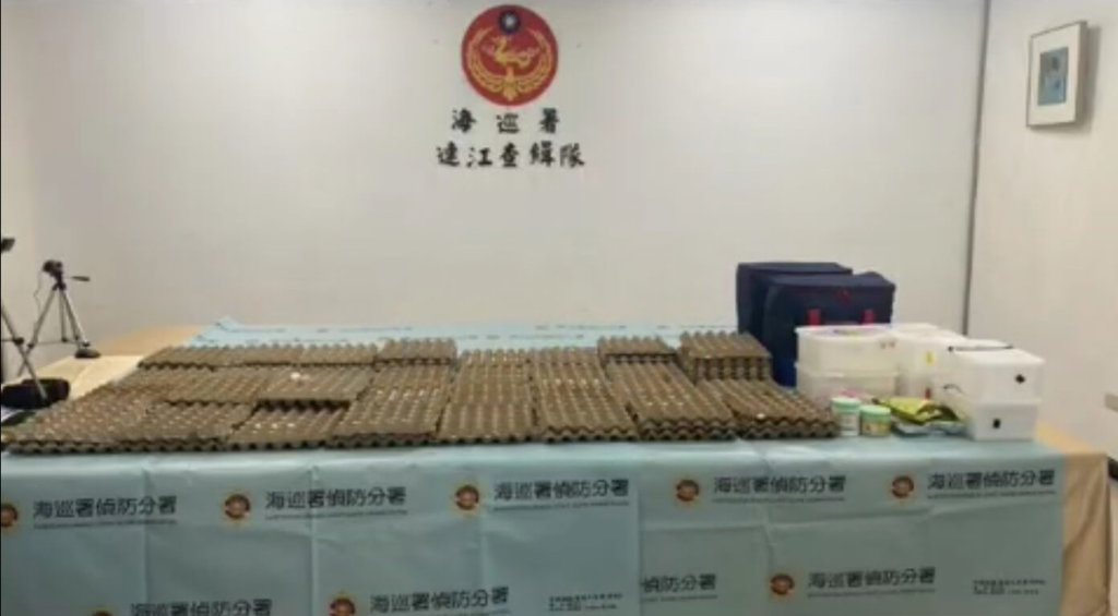 海巡署偵防分署連江查緝隊接獲線報，以張姓、楊姓主嫌為首的走私集團，與中國、越南等不法分子結合，涉嫌將保育類禽鳥及受精卵走私入、出境。圖為連江查緝隊民國113年6月在馬祖查獲欲偷渡至中國的1047顆保育類鸚鵡受精卵。（連江地方檢察署提供）中央社記者潘欣彤傳真  114年7月7日