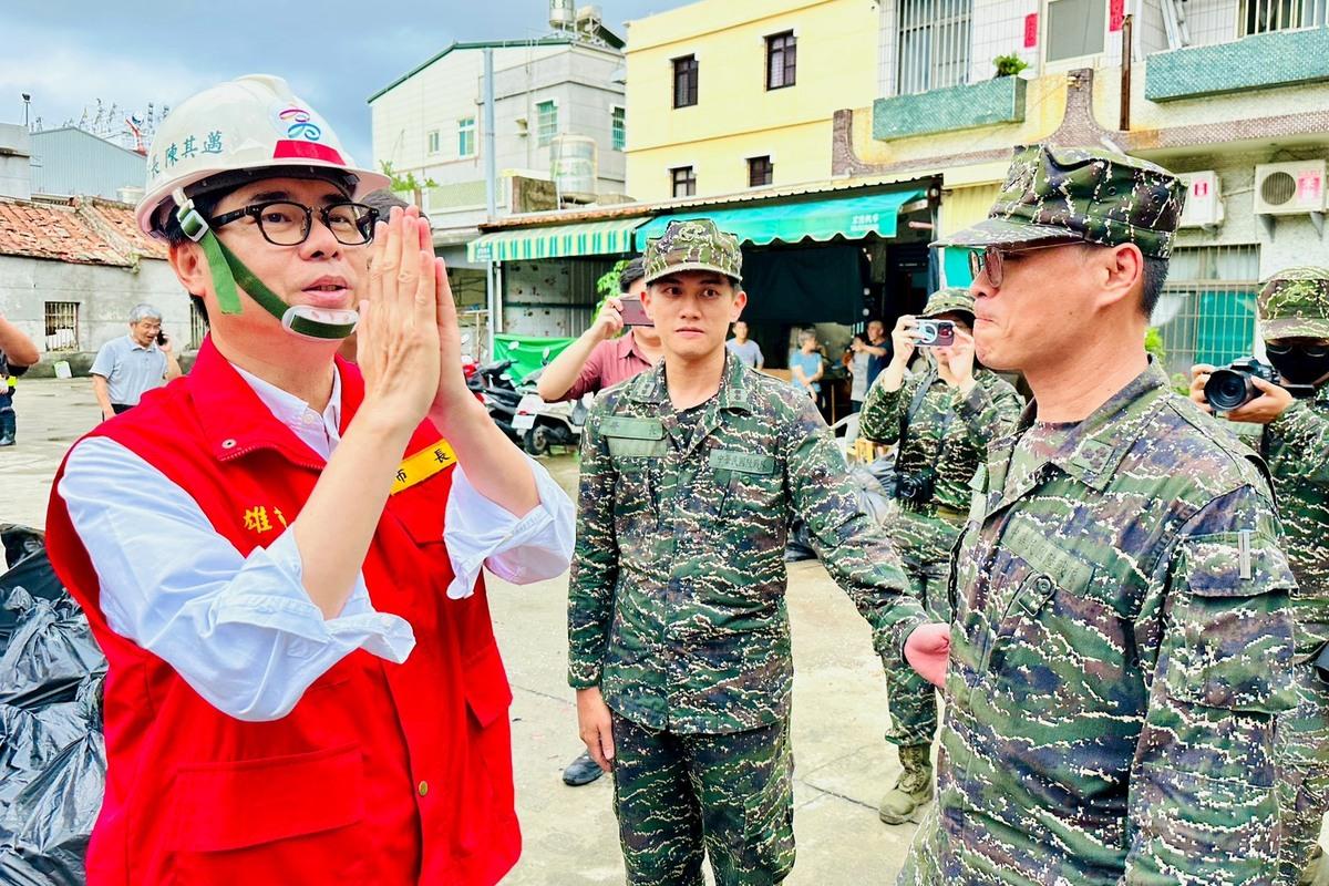 陳其邁(左)向國軍弟兄鞠躬致謝。 圖：高雄市水利局/提供