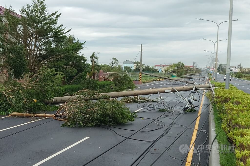 颱風丹娜絲對台南造成災害，沿海地區陣風最強達16級，學甲區一整排路旁電桿傾倒，造成附近地區停電。中央社記者楊思瑞攝  114年7月7日