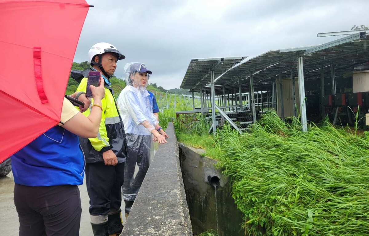 柯志恩(右)颱風過後三度回到和山光電案場，現發現場的水保完全是大失敗。 圖：柯志恩辦公室/提供
