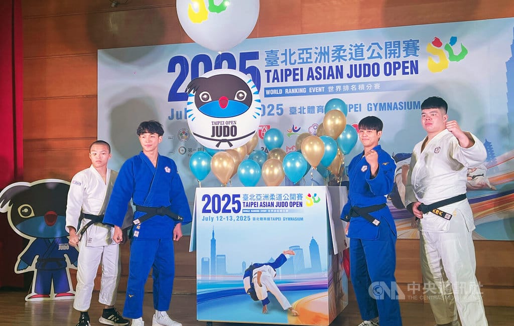 2025台北亞洲柔道公開賽將在台北市立體育館點燃戰火，7日舉行賽前記者會，選手代表江璨安（左起）、鄭彥銘、廖宇蓉及陳冠亨誓言要把金牌留在台灣。中央社記者陳容琛攝  114年7月7日