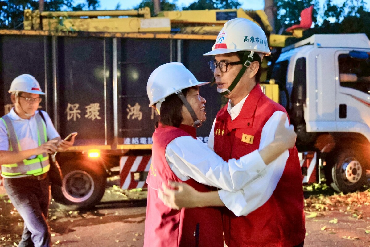 黃敏惠(中)當場激動擁抱陳其邁(右)，代替所有嘉義市民表達深深謝意。 圖：高雄市政府/提供