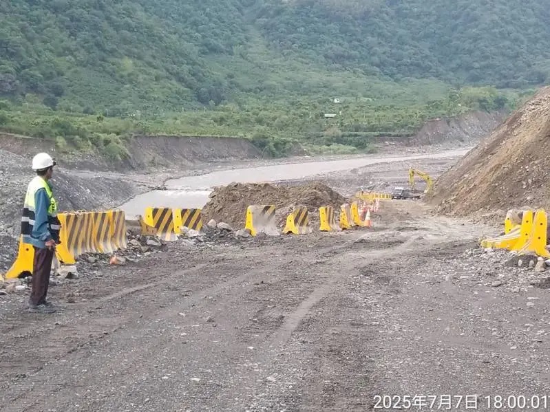 南橫勤和溪底便道遭豪雨沖毀，甲仙工務段開放備災道路給居民通行，明天依舊採取管制通行措施。 圖：甲仙工務段提供