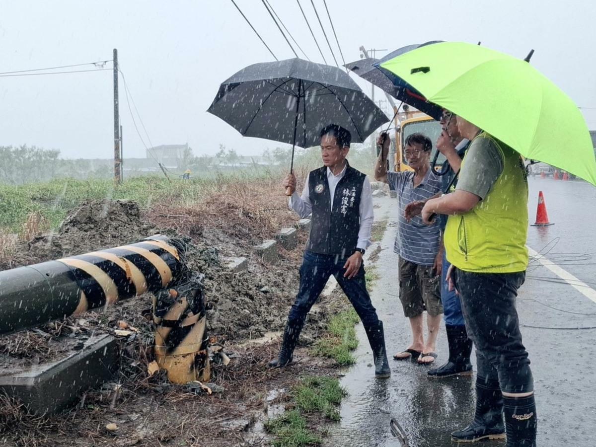 「丹娜絲」肆虐南台灣，台南電力受損嚴重，林俊憲呼籲，台電辛勞應多包容鼓勵。 圖：立法委員林俊憲辦公室提供