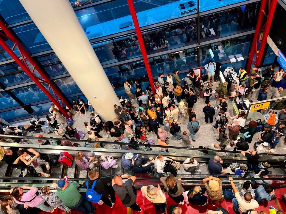 在聖彼得堡的普爾科沃機場（Pulkovo Airport），目前有約 7,000 名旅客滯留，超過 100 班航班延誤、另有 30 班被取消。 圖：翻攝自 X NOELREPORTS