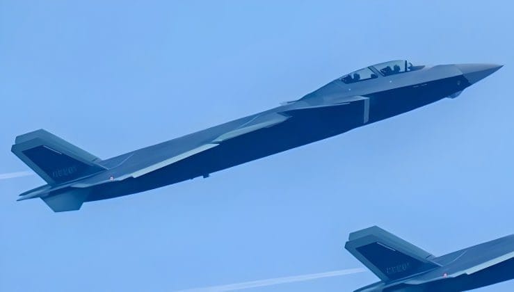 中國人民解放軍空軍近日已正式列裝全球首架雙座第五代隱形戰鬥機殲-20S，並部署至河北省滄州的第 172 航空旅，該旅亦是中國空軍的重要高級訓練與戰鬥預備部隊。 圖:翻攝自X帳號@NiKiTa_32156