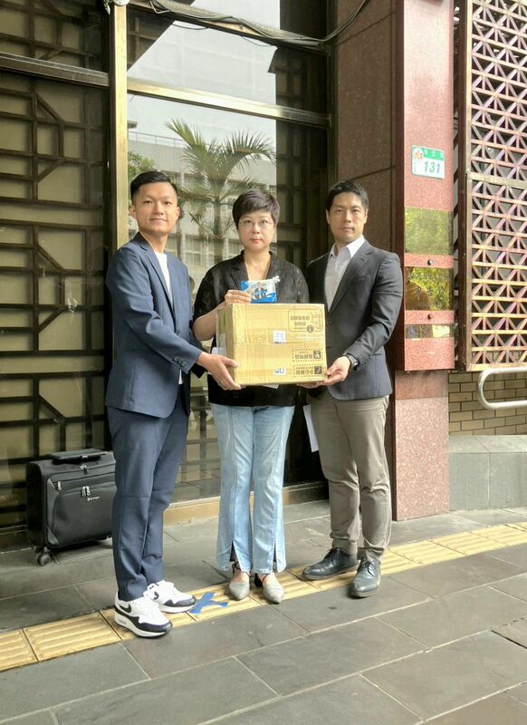 近日有民眾爆料，稱在北市發現大量廢棄的鄭正鈐競選時所發放的濕紙巾，其中上面不但沒有衛生許可，甚至全都是簡體字。林志潔8日再度赴北檢遞交證物。 圖：翻攝林志潔臉書