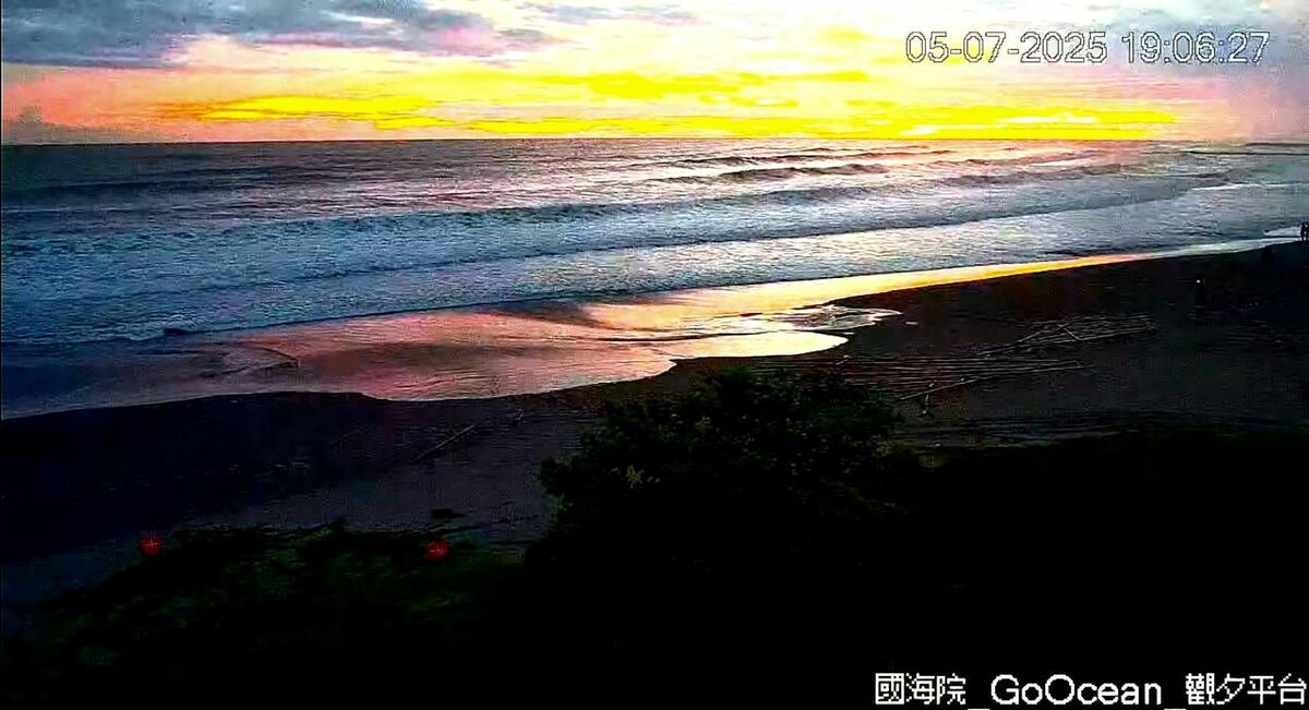 颱風襲台前的7月5日晚間7點6分，西南沿海則出現特別美麗的「金黃霞彩落日」。 圖：取自國家海洋研究院